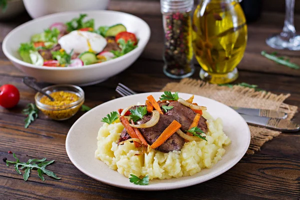 野菜とマッシュ ポテトの付け合わせフライド チキン肝臓のクローズ アップ — ストック写真