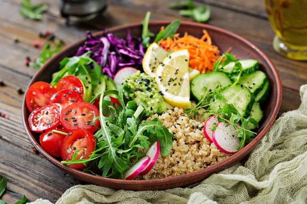 Nahaufnahme Von Vegetarischem Salat Mit Quinoa Und Frischem Gemüse — Stockfoto