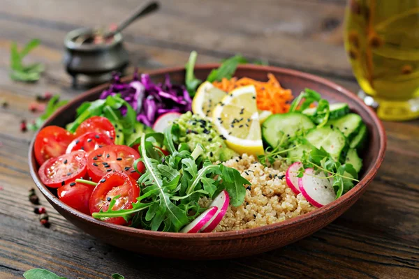 Vejetaryen Salata Quinoa Taze Sebze Ile Yakın Çekim — Stok fotoğraf