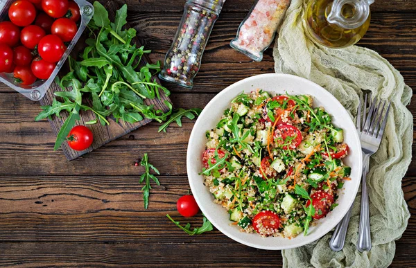 Pohled Shora Salát Quinoa Rukolou Ředkvičky Rajčata Okurky Misce Dřevěné — Stock fotografie