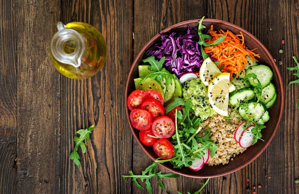 キノアと新鮮な野菜のベジタリアン サラダのトップ ビュー — ストック写真