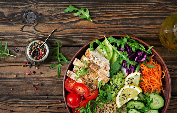 Vue Dessus Salade Avec Poulet Grillé Quinoa Tomates Guacamole Carotte — Photo