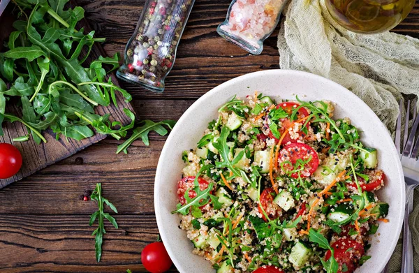 Vista Superior Ensalada Con Quinua Rúcula Rábano Tomates Pepinos Tazón —  Fotos de Stock