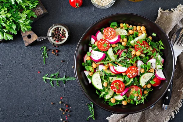 Vista Dall Alto Insalata Ceci Pomodori Cetrioli Ravanello Verdi Cibo — Foto Stock