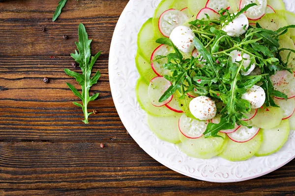 Vista Dall Alto Del Carpaccio Ravanello Con Rucola Mozzarella Salsa — Foto Stock