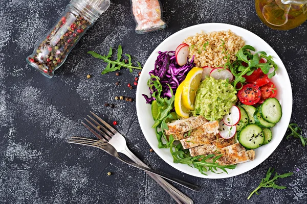 Vista Superior Ensalada Con Pollo Parrilla Quinua Tomates Guacamole Zanahoria — Foto de Stock