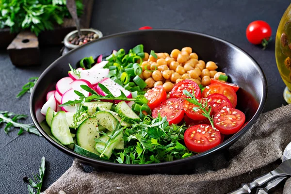 Nahaufnahme Von Kichererbsensalat Tomaten Gurken Rettich Und Gemüse Diätkost — Stockfoto