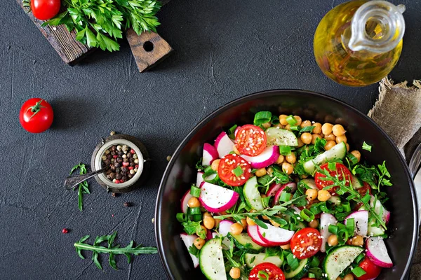 ひよこ豆 トマト きゅうり ダイエット食品のサラダのトップ ビュー — ストック写真