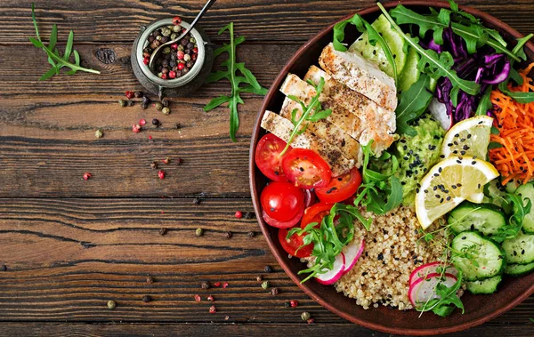 Vedere Sus Salatei Pui Grătar Quinoa Roșii Guacamole Morcov Varză — Fotografie, imagine de stoc