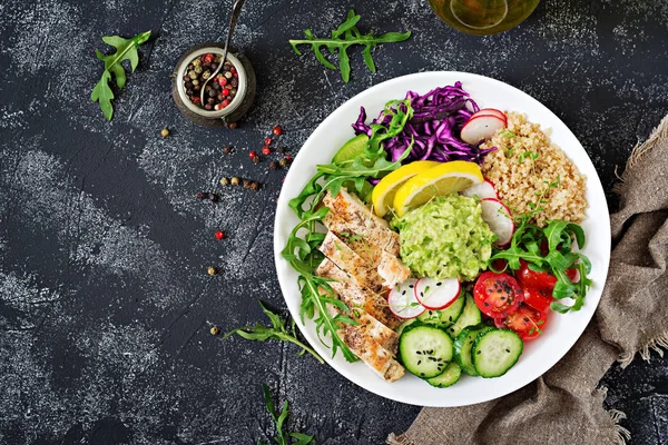 Vista Superior Salada Com Frango Grelhado Quinoa Tomates Guacamole Cenoura — Fotografia de Stock