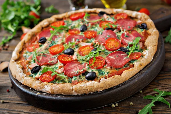 サラミ トマト オリーブ 全粒小麦粉の生地にチーズのピッツァのクローズ アップ — ストック写真