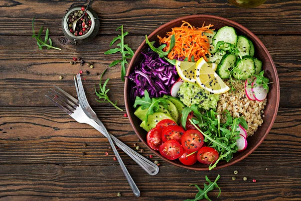 Felülnézet Vegetáriánus Saláta Quinoa Friss Zöldségek — Stock Fotó