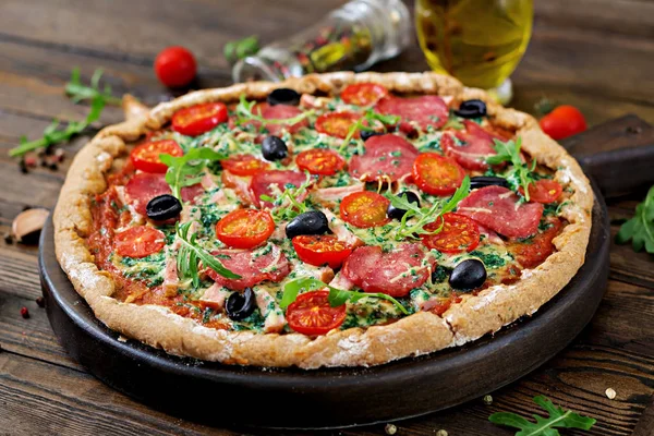 Gros Plan Pizza Avec Salami Tomates Olives Fromage Sur Pâte — Photo