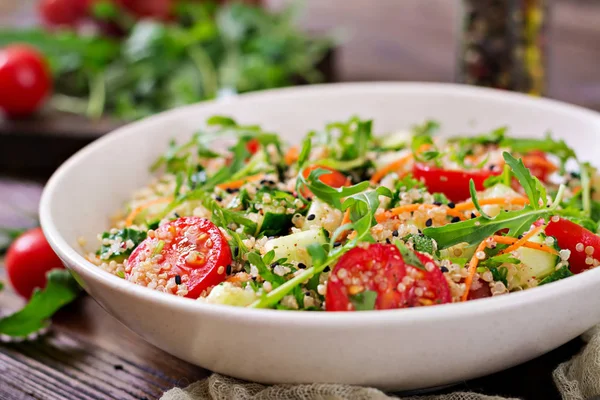 Close Van Salade Met Quinoa Rucola Radijs Tomaten Komkommers Kom — Stockfoto