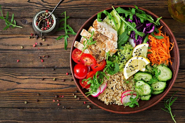 Felülnézet Grillezett Csirke Quinoa Paradicsom Guacamole Sárgarépa Vörös Káposzta Uborka — Stock Fotó