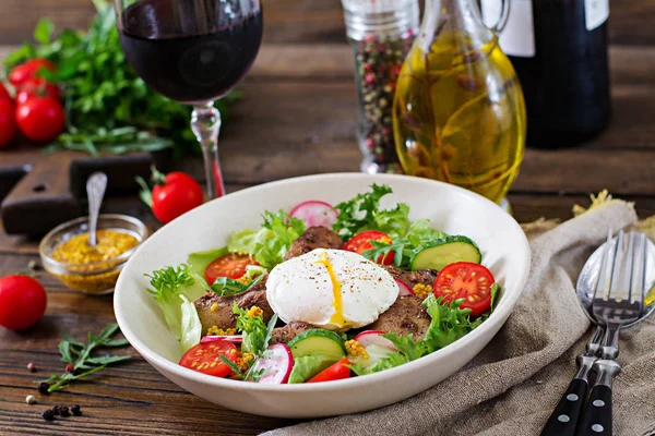 Close Warm Salad Chicken Liver Radish Cucumbers Tomatoes Egg Poached — Stock Photo, Image