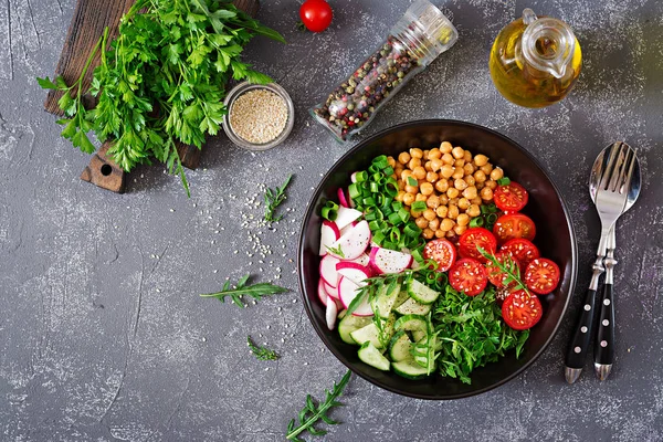 Ovanifrån Sallad Kikärtor Tomater Gurka Rädisa Och Gröna Dietiska Livsmedel — Stockfoto