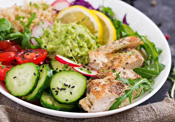 Nahaufnahme Von Salat Mit Gegrilltem Huhn Quinoa Tomaten Guacamole Karotten — Stockfoto