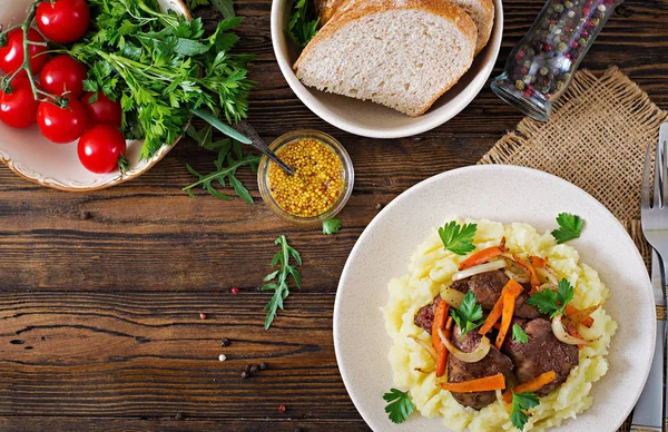 Fígado de frango frito com vegetais guarnição de purê de batata e