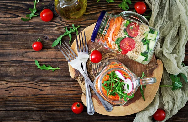 Vedere Sus Salatelor Quinoa Arugula Ridiche Roșii Castraveți Borcane Sticlă — Fotografie, imagine de stoc