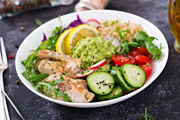 Close Van Salade Met Gegrilde Kip Quinoa Tomaten Guacamole Wortel — Stockfoto