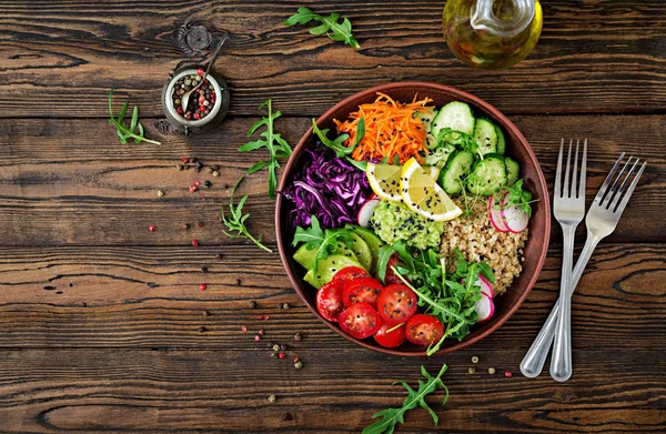 Ovanifrån Vegetarisk Sallad Med Quinoa Och Färska Grönsaker — Stockfoto