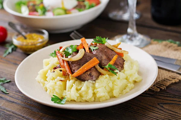 Primer Plano Hígado Pollo Frito Con Verduras Guarnición Puré Papas —  Fotos de Stock