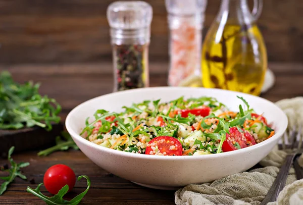 Salata Quinoa Roka Turp Domates Salatalık Kase Ahşap Arka Plan — Stok fotoğraf