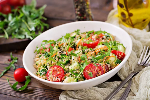 Close Van Salade Met Quinoa Rucola Radijs Tomaten Komkommers Kom — Stockfoto