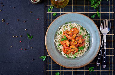 Makarna spagetti karides, domates, kıyılmış maydanoz ile. Sağlıklı gıda. İtalyan yemeği. Üstten görünüm. 