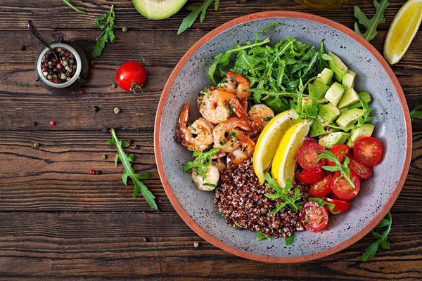 Deliciosa Tigela Buda Saudável Com Camarões Tomate Abacate Quinoa Limão — Fotografia de Stock