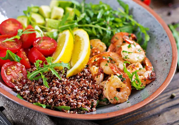 Deliciosa Tigela Buda Saudável Com Camarões Tomate Abacate Quinoa Limão — Fotografia de Stock