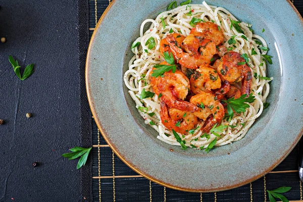 Makarna Spagetti Karides Domates Kıyılmış Maydanoz Ile Sağlıklı Gıda Talyan — Stok fotoğraf