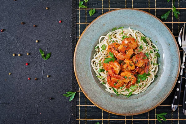 Makarna Spagetti Karides Domates Kıyılmış Maydanoz Ile Sağlıklı Gıda Talyan — Stok fotoğraf