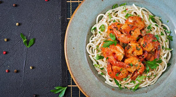 Makarna Spagetti Karides Domates Kıyılmış Maydanoz Ile Sağlıklı Gıda Talyan — Stok fotoğraf