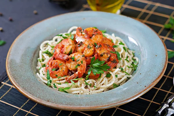 Makarna Spagetti Karides Domates Kıyılmış Maydanoz Ile Sağlıklı Gıda Talyan — Stok fotoğraf