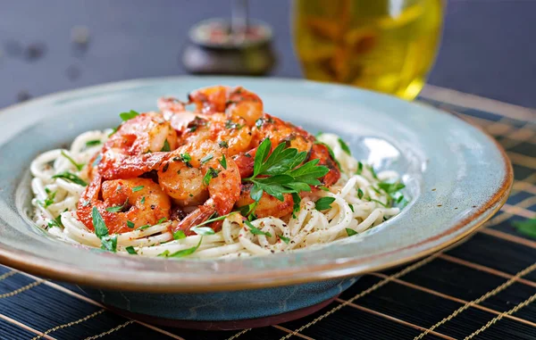 Makarna Spagetti Karides Domates Kıyılmış Maydanoz Ile Sağlıklı Gıda Talyan — Stok fotoğraf