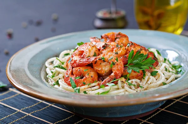 Spaghetti Pasta Con Gamberetti Pomodoro Prezzemolo Tritato Cibo Sano Pasto — Foto Stock