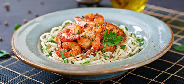 Makarna Spagetti Karides Domates Kıyılmış Maydanoz Ile Sağlıklı Gıda Talyan — Stok fotoğraf