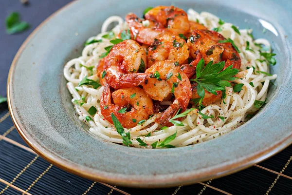 Makarna Spagetti Karides Domates Kıyılmış Maydanoz Ile Sağlıklı Gıda Talyan — Stok fotoğraf