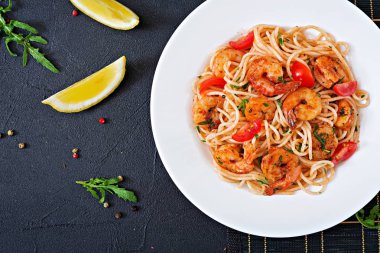 Makarna spagetti karides, domates ve maydanoz ile. Sağlıklı yemek. İtalyan yemeği. Üstten görünüm. 
