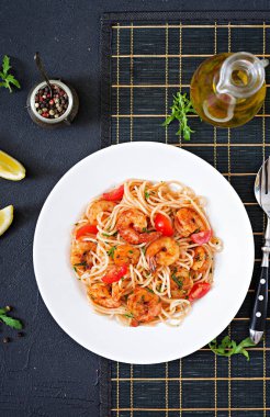 Makarna spagetti karides, domates ve maydanoz ile. Sağlıklı yemek. İtalyan yemeği. Üstten görünüm. 