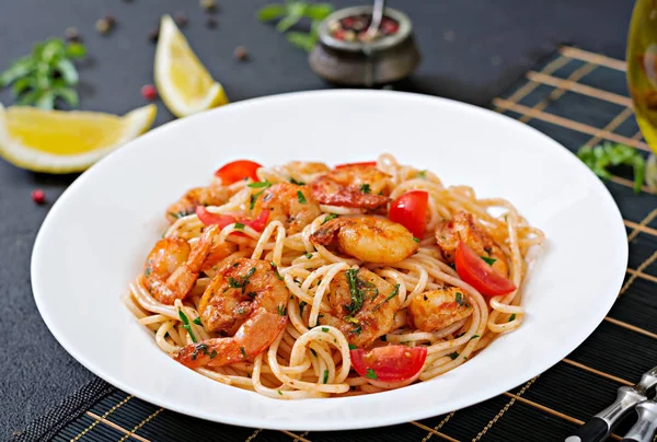 Spaghetti Con Gamberetti Pomodoro Prezzemolo Pasto Sano Cibo Italiano Vista — Foto Stock