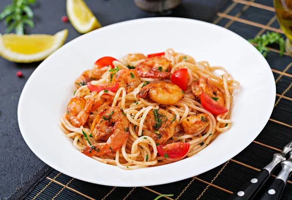 Spaghetti Con Gamberetti Pomodoro Prezzemolo Pasto Sano Cibo Italiano Vista — Foto Stock