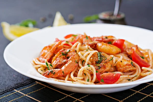 Spaghetti Con Gamberetti Pomodoro Prezzemolo Pasto Sano Cibo Italiano Vista — Foto Stock
