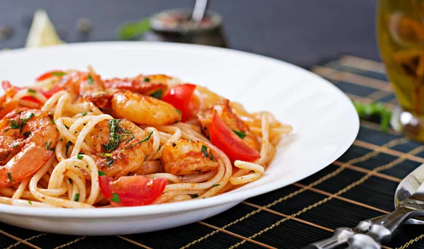 Makarna spagetti karides, domates ve maydanoz ile. Sağlıklı yemek. İtalyan yemeği. Üstten görünüm. 