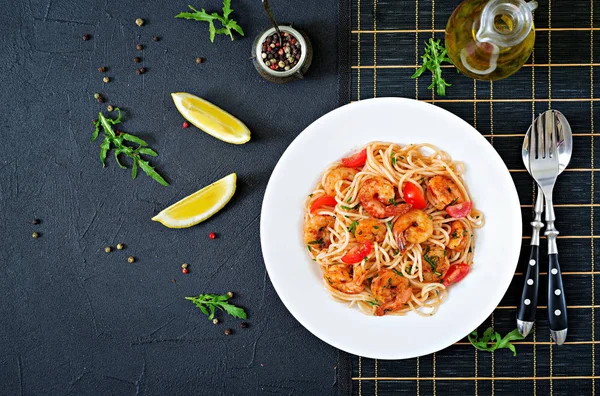 Esparguete Massa Com Camarões Tomate Salsa Refeição Saudável Comida Italiana — Fotografia de Stock