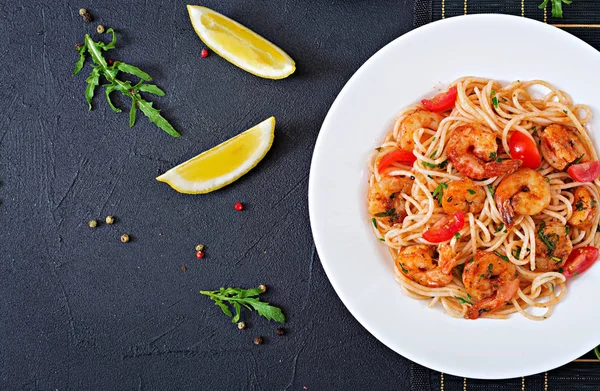 パスタ小海老 トマトとパセリのスパゲッティ健康的な食事 イタリア料理 トップ ビュー — ストック写真