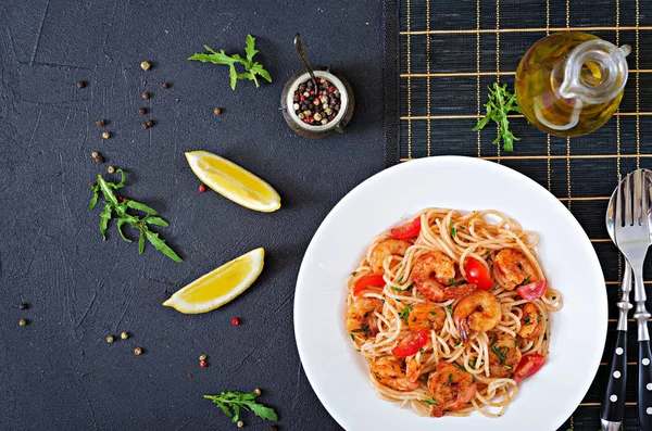 Μακαρόνια Γαρίδες Ντομάτα Και Μαϊντανό Υγιεινό Γεύμα Ιταλικό Φαγητό Top — Φωτογραφία Αρχείου