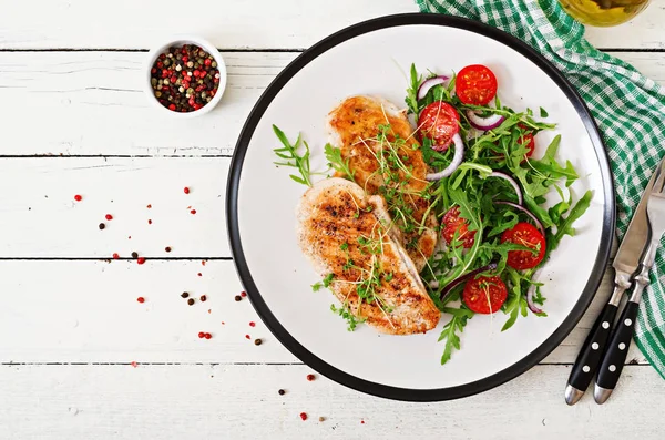 Filetes Pollo Parrilla Ensalada Tomates Cebolla Roja Rúcula Ensalada Carne — Foto de Stock